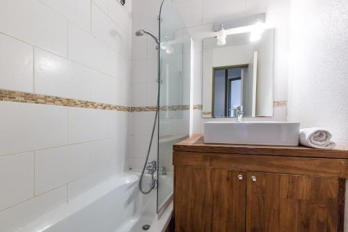 een badkamer met een wastafel en een douche bij Apartment Chamois Blanc 6 in Chamonix-Mont-Blanc