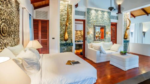 เตียงในห้องที่ Villa in the Garden, Surin Beach with private spa.