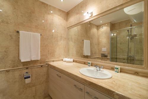 A bathroom at La Mer Residence