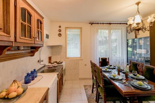 une cuisine avec une table à manger et une cuisine avec un évier dans l'établissement Beko Stan 2, à Herceg-Novi