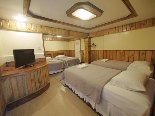 Postel nebo postele na pokoji v ubytování Mountain Lodge and Restaurant
