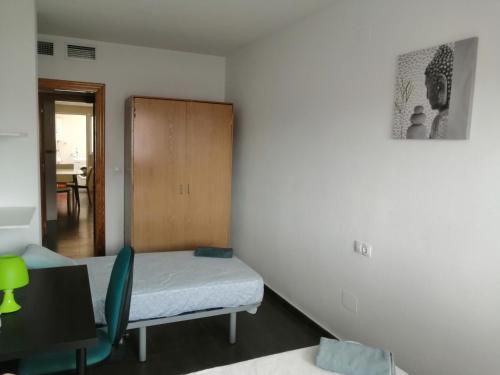 アルカンタリージャにある156 Avenida del Príncipeのベッド、デスク、椅子が備わる客室です。