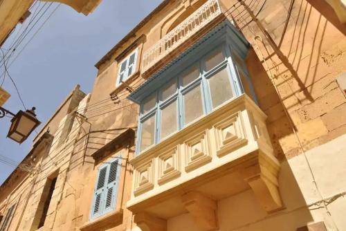 um edifício com janelas do lado em Magic in the Heart of Old Gozo (Penthouse) em Victoria