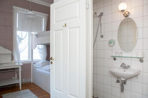 bagno con lavandino e specchio di Skjerjehamn a Ånneland