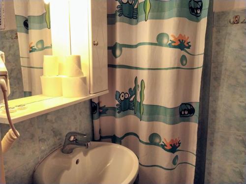 Koupelna v ubytování Delfini Hotel