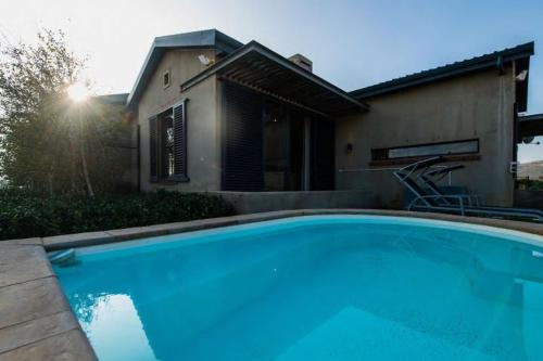 Kolam renang di atau dekat dengan Farm Stay Winelands