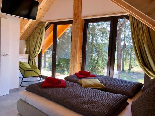 Tempat tidur dalam kamar di Naturstammhaus und Appartements Zum Brockenbaecker