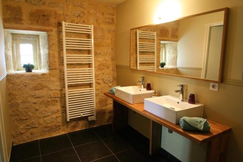 a bathroom with two sinks and a mirror at Bleu Raisin in Les Salles-de-Castillon