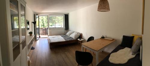 uma sala de estar com um sofá e uma mesa em Appartement Hochkönigreich em Saalfelden am Steinernen Meer