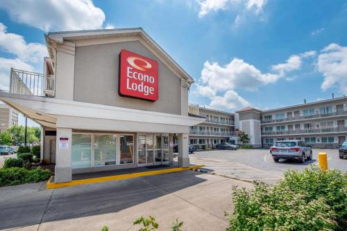 a store with a sign on the side of a building at Econo Lodge Louisville Downtown in Louisville