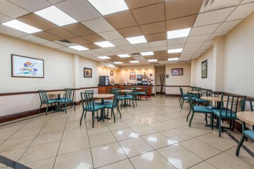 a dining room with tables and chairs at Econo Lodge Louisville Downtown in Louisville