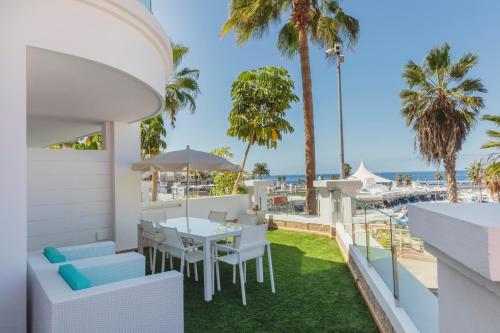 einen Balkon mit einem Tisch, Stühlen und Meerblick in der Unterkunft Flamingo Beach Mate in Adeje