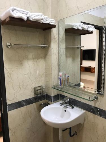 Kylpyhuone majoituspaikassa Bình Minh Riverside Hotel