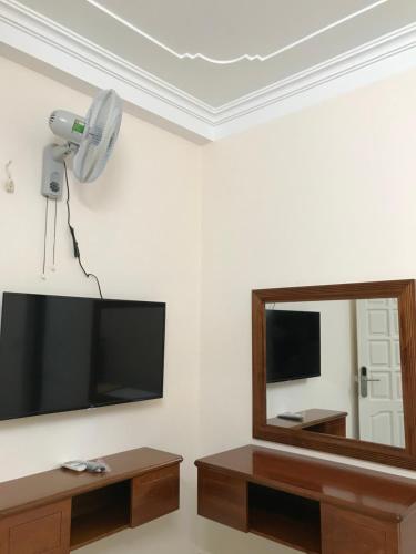 TV a/nebo společenská místnost v ubytování Bình Minh Riverside Hotel