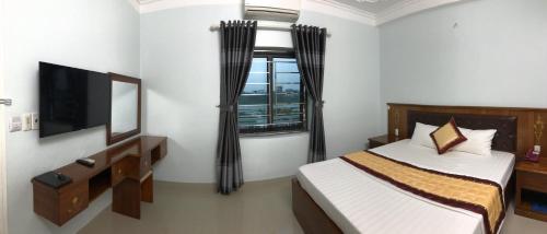 Кровать или кровати в номере Bình Minh Riverside Hotel