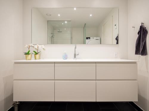 Et badeværelse på 3 Bedroom Apartment on the new Nordhavn canals neighborhood
