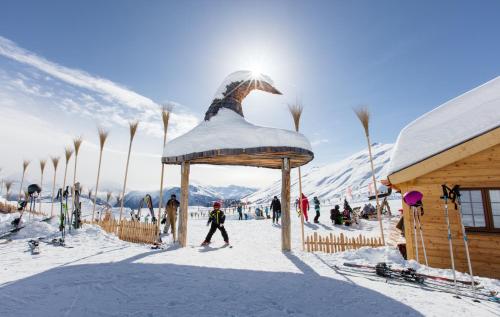 un grupo de personas en una pista de esquí en la nieve en Bellaria, en Blatten bei Naters