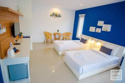 Кровать или кровати в номере Chill House at Naiyang
