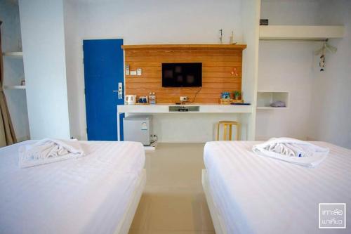 Кровать или кровати в номере Chill House at Naiyang