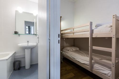 シャモニー・モンブランにあるApartment Jonquille 3のバスルーム(洗面台と鏡の横に二段ベッド1組付)