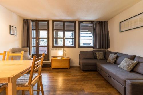 un salon avec un canapé et une table dans l'établissement Apartment Jonquille 3 - A Comfortable Chamonix Haven, à Chamonix-Mont-Blanc