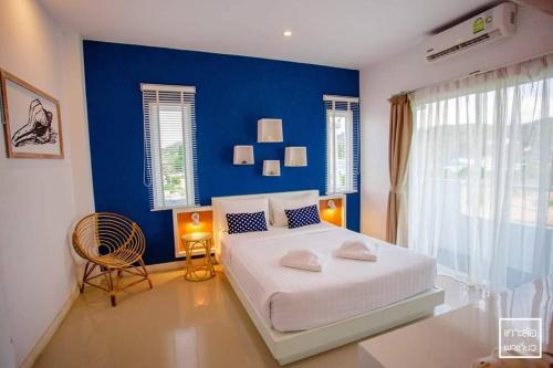 Кровать или кровати в номере Chill House at Naiyang