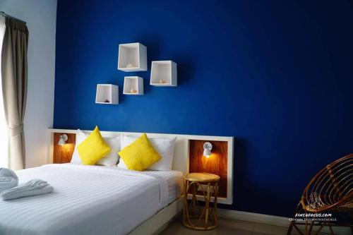 Кровать или кровати в номере Chill House at Naiyang