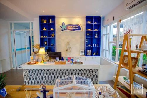 Cette chambre dispose d'un comptoir avec des étagères bleues. dans l'établissement Chill House at Naiyang, à Nai Yang Beach