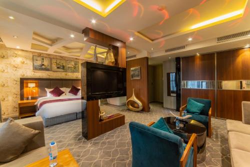 Habitación de hotel con cama y TV en Hyatt Buyutat, en Riad