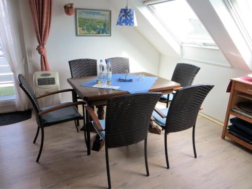 ein Esszimmer mit einem Tisch und Stühlen in der Unterkunft Ferienwohnungen Engelsgaertchen in Oberwesel