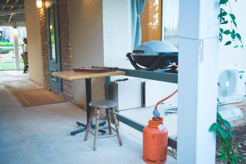 a fire hydrant next to a table with a grill at חלון לגלבוע צימר בוטיק בעמק המעיינות in Bet Alfa