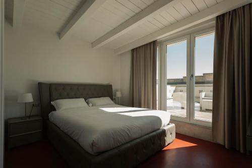 Giường trong phòng chung tại Le Dimore dell'Acqua