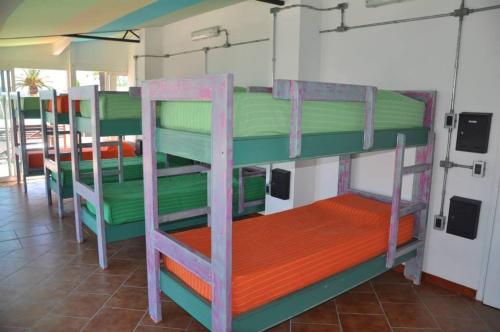 Tempat tidur susun dalam kamar di Hostel del Puerto