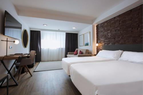  Yomo Centric -  Room  picture :   Minibar    Shower    Bath                           