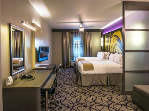 Habitación de hotel con 2 camas y escritorio en Holiday Inn Express & Suites Garland E - Lake Hubbard I30, an IHG Hotel, en Garland