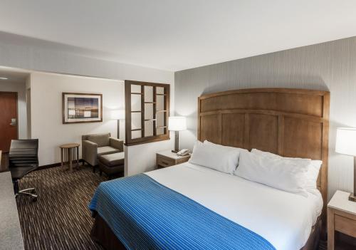 Un pat sau paturi într-o cameră la Holiday Inn Express & Suites Carpinteria, an IHG Hotel