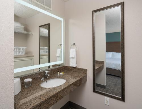 Kamar mandi di Staybridge Suites Denver Tech Center, an IHG Hotel