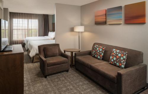Area tempat duduk di Staybridge Suites Denver Tech Center, an IHG Hotel