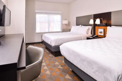 Voodi või voodid majutusasutuse Holiday Inn and Suites Addison, an IHG Hotel toas