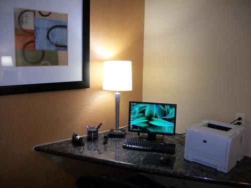 TV a/nebo společenská místnost v ubytování Holiday Inn Express - Cortland by IHG
