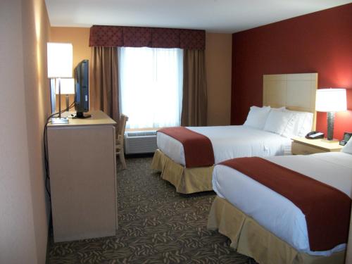 Ліжко або ліжка в номері Holiday Inn Express - Cortland, an IHG Hotel