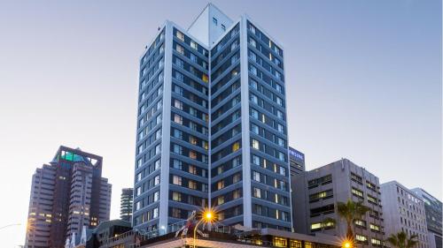 un alto edificio blu in una città con edifici di Cresta Grande Cape Town a Città del Capo