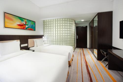 a hotel room with two beds and a flat screen tv at Holiday Inn Express Chengdu Gulou-Tianfu Square Chunxi Road Branch in Chengdu