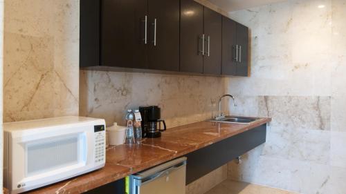 A kitchen or kitchenette at Holiday Inn Express Ciudad Del Carmen, an IHG Hotel