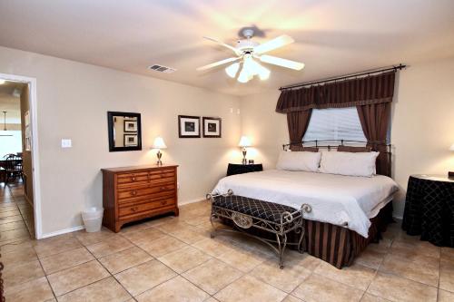 ein Schlafzimmer mit einem Bett und einem Deckenventilator in der Unterkunft Good Night Sleep Tight in New Braunfels