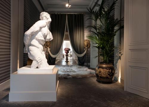 une statue d'un homme dans une pièce dans l'établissement Hotel Van Cleef, à Bruges