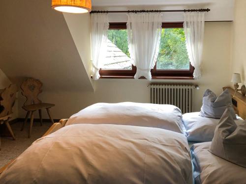 Postel nebo postele na pokoji v ubytování Gasthof Adler