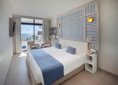 Säng eller sängar i ett rum på Corallium Beach by Lopesan Hotels - Adults Only