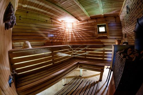 una sauna de madera con un banco en el medio en 5 stories, en Inkartai