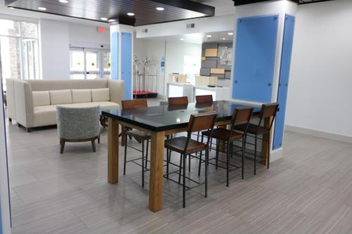 a dining room with a table and chairs at Holiday Inn Express & Suites - Coffeyville by IHG in Coffeyville